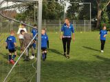 Laatste training S.K.N.W.K. JO9-1 van seizoen 2021-2022 (partijtje tegen de ouders) (44/71)